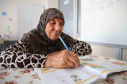 Hayalini kurduğu okuma-yazmayı 78 yaşında öğrendi
