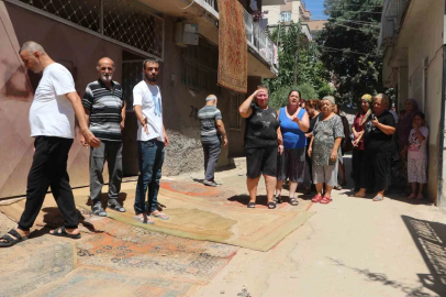 Çukur ve tozdan bıktılar, sokağa halı serip suladılar
