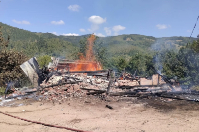 Kastamonu’da alevlere teslim olan ev küle döndü
