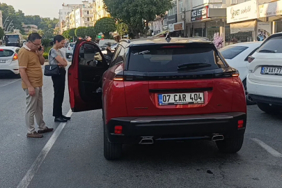 Kapısı açılan otomobile çarpan motosiklet sürücüsü yaralandı
