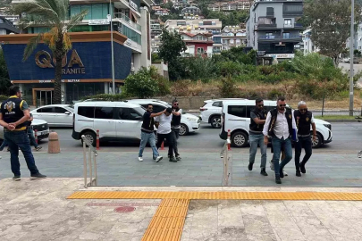 Alanya’da 400 bin liralık döviz bürosu soygununda 3 şüpheli tutuklandı
