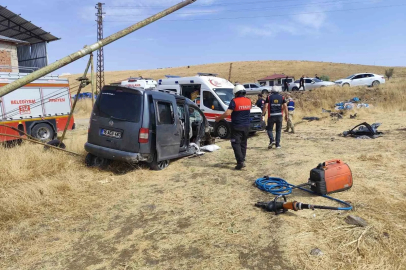 Elazığ’da hafif ticari araç tarlaya uçtu:5 yaralı
