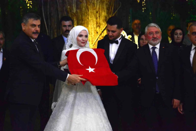 İçişleri Bakanı Çiftçi, AK Parti Çorum İl Başkanı’nın oğlunun düğününe katıldı
