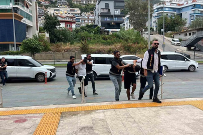 Alanya’da döviz bürosundan 400 bin liralık soygunun 3 şüphelisi adliyeye sevk edildi
