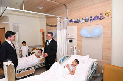 Erzurum Valisi Baruş, Şehir Hastanesi’nde sünnet olan çocukları ziyaret etti
