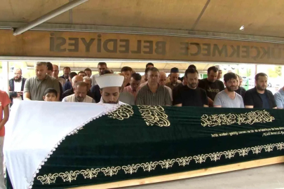 Zeytinburnu’ndaki İETT otobüs kazasında hayatını kaybeden kadın son yolculuğuna uğurlandı
