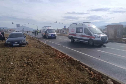 Gaziantep’te 2 otomobil kavşakta çarpıştı
