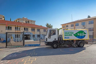 İzmir Narlıdere'de okul bahçelerine temizlik