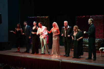 Turhal’da tiyatro gecesi vatandaşları kahkahaya boğdu
