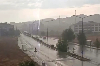 Elazığ’da yıldırım düşme anı kamerada
