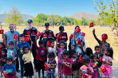 Bilecik’te çocuklara jandarmadan hediye
