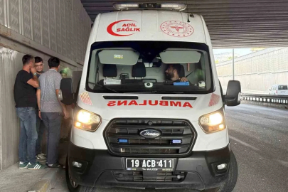 Kamyondan yola düşen demir parçası kazaya neden oldu: 1 yaralı
