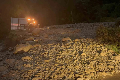 Trabzon’da aşırı yağış dereyi taşırdı, yol ulaşıma kapandı
