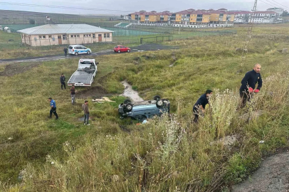 Sarıkamış’ta yağış kazaya neden oldu: Hafif ticari araç şarampole devrildi, 2 yaralı
