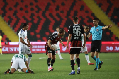 Trendyol Süper Lig: Gaziantep FK: 0 - Çaykur Rizespor: 2 (İlk yarı)
