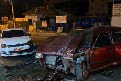 Eskişehir’de 2 otomobil kafa kafaya çarpıştı
