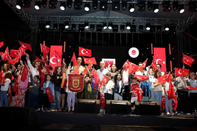 Zafer coşkusu bando ve halk oyunları gösterileri ile taçlandı
