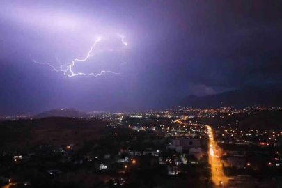 Kayseri’de geceyi şimşekler aydınlattı
