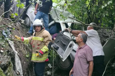 Yayla yolunda uçurumdan uçan otomobil hurdaya döndü: 2 yaralı
