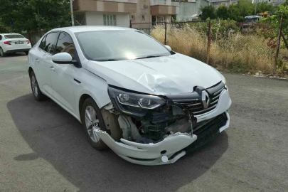 Motosiklet ile otomobil çarpıştı: 2 yaralı
