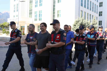 Sırıtarak girdiği adliye binasından tutuklanarak çıktı
