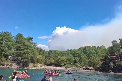 Manavgat’taki orman yangınını söndürme çalışmaları sürüyor
