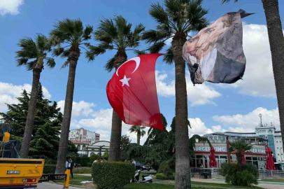 Balıkesir’de Türk bayrağının yanına Cumhurbaşkanı Erdoğan’ın fotoğrafının asılmamasına tepki
