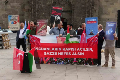Sağlık çalışanları Gazze için yürüdü
