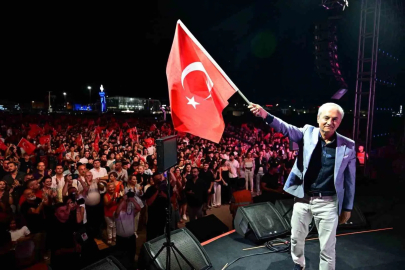 Kepez’de Zafer coşkusu: Binlerce Antalyalı Dokumapark’ta buluştu

