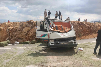 Karaman’da yonca balyası yüklü kamyonet devrildi: 1 ölü, 1 yaralı
