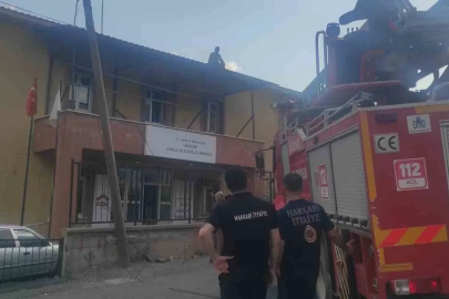 Hakkari’de çatıda mahsur kalan işçi kurtarıldı
