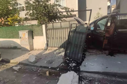 Arnavutköy’de kontrolden çıkan VIP minibüs binanın bahçesine daldı
