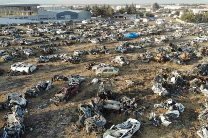 Depremin acı yüzünü yansıtan araç mezarlığından geriye sadece bir minibüs kaldı
