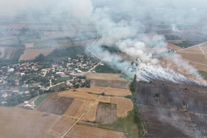 Anız ateşi mahalleyi dumana boğdu

