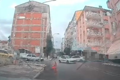 Elazığ’da iki otomobil çarpıştı: Kaza anı kamerada
