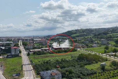 Fabrika bacasından çıkan duman korkuttu
