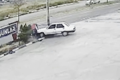 Otomobilin refüje çıkıp direği devirdiği kaza kamerada
