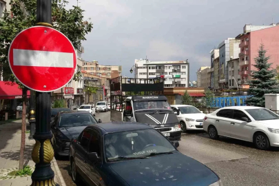 Esnafın kendi astığı tabela ses getirdi, belediye harekete geçti
