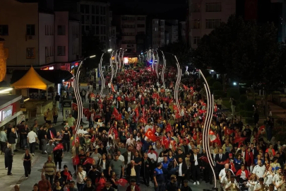 Bolu’da 30 Ağustos Zafer Bayramı fener alayıyla kutlandı
