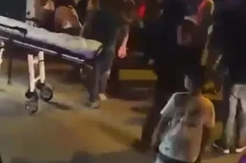 Yolun karşısına geçerken otomobil çarptı: 1’i ağır 2 yaralı
