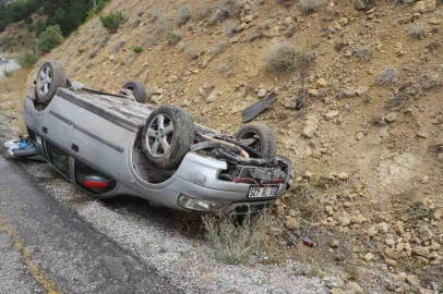 Takla atan otomobildeki 2 kişi ölümden döndü

