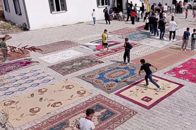 Halı sahaları olmayınca 20’den fazla halıyı yan yana serip kendi sahalarını yaptılar
