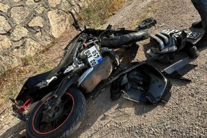 Otomobilin çarptığı motosiklet sürücüsü ağır yaralandı
