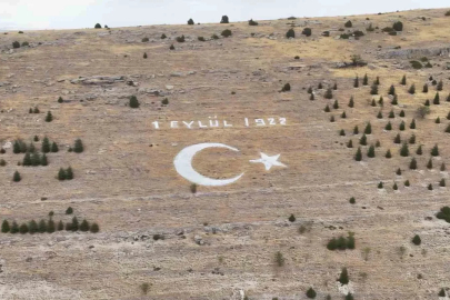 Seyitgazi Avdar bayırındaki dev ay yıldız için bakım ve boyama çalışması
