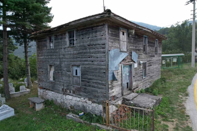 Saman ve toprak sıvalı, el boyaması 78 yıllık ahşap cami zamana yenik düşüyor
