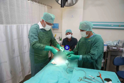 Doktor belediye başkanı önce çocukları eğlendirdi, ardından sünnet etti
