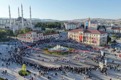 Müziği duyan meydana akın etti, bin 58 kişi halayda buluştu
