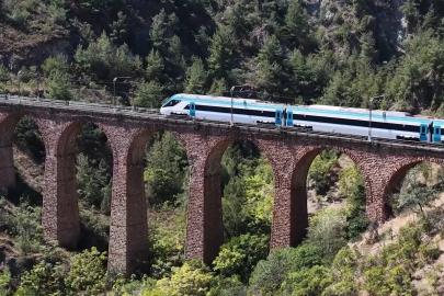 "Test süreçleri başarıyla devam eden Milli Elektrikli Hızlı Tren’imiz saatte 250 kilometre hıza ulaştı"
