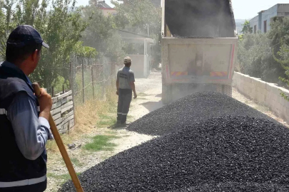 Adım attıkları yerden alev çıkan asfalt işçileri zorlu mesaiyi kavurucu sıcakta sürdürüyor

