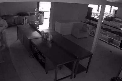 Pişkin hırsızlar kamerada: Hırsızlık için girdikleri kafede sucuklu yumurta yapıp yediler
